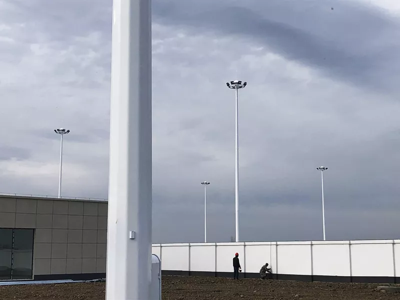 20220314鹽城便倉(cāng)危險(xiǎn)貨物停車場(chǎng)8組25米升降式高桿燈_副本